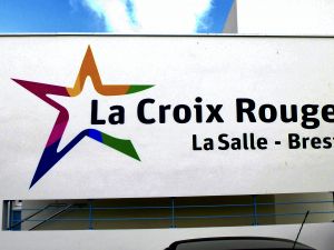 Lettres peintes LA CROIX ROUGE 