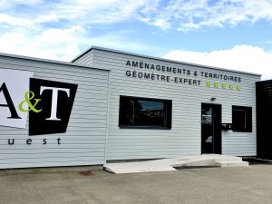 Enseigne lettres découpées A&T