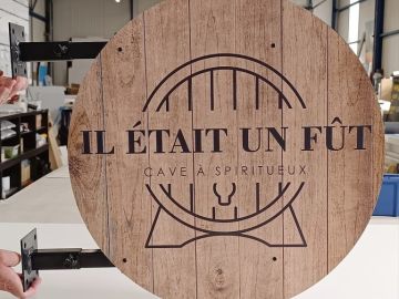 Création de logo, conception et pose d’enseigne pour @iletaitunfut ainsi que de belles cartes de visite....