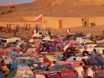 🔍 CHERCHE & TROUVE – PUBLIO
Le logo PUBLIO c'est glissé dans cette image prise lors du rassemblement mythique du @4l_trophy en plein désert marocain 🏜️...