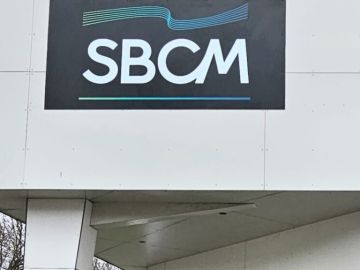 🔖 Pose d’un grand panneau enseigne SBCM ainsi que la réalisation d’un marquage de vitres en dépoli, pour un habillage discret et élégant des portes et...