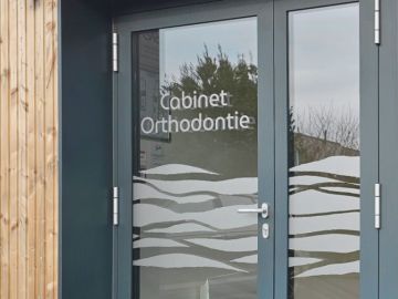 Réalisation d’une signalétique intérieure et extérieure pour le cabinet paramédical et dentaire de @loperhetbzh
Pose d’une enseigne avec numéro, panneaux...