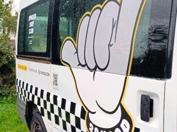 🌊 Marquage d’un camion pour @29hood_surfclub
Pose de décors imprimés ainsi que de microperforé sur les parties vitrées.
Un design qui envoie du feu, signé...